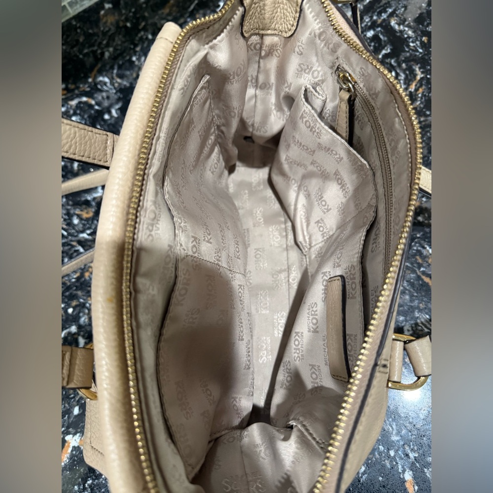 Michael Kors McKenzie
Satchel/Crossbody Bag - Picture 5 of 12